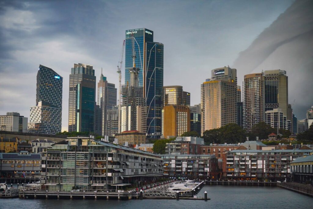 Clădiri înalte din Sydney, văzute peste acoperișuri