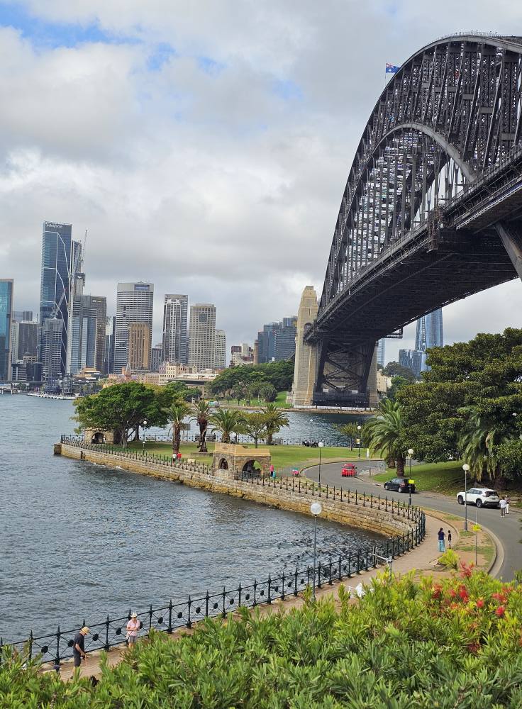 Promenadă pe malul apei, sub podul din Sydney