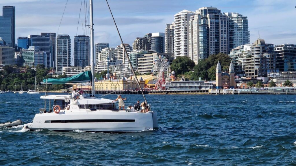 Velier pe apă, în fața clădirilor din Sydney