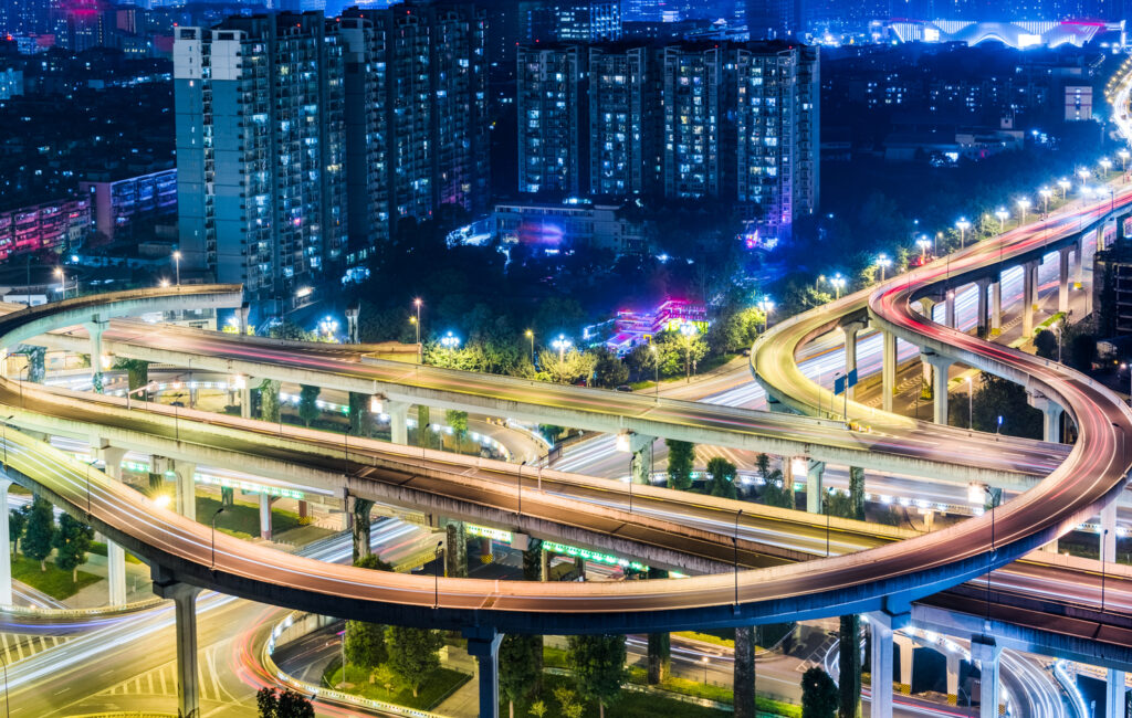 Pasaj rutier iluminat noaptea în Chengdu, văzut de sus