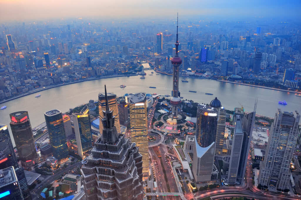 Shanghai văzut de sus, cu fluviul între clădiri