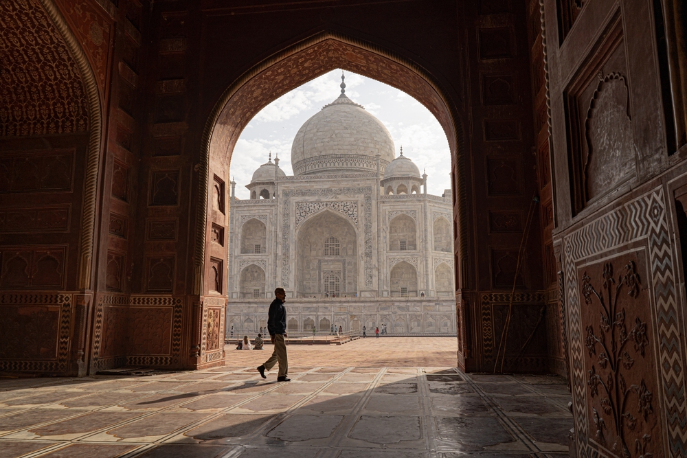 Taj Mahal văzut printr-o poartă arcuită monumentală