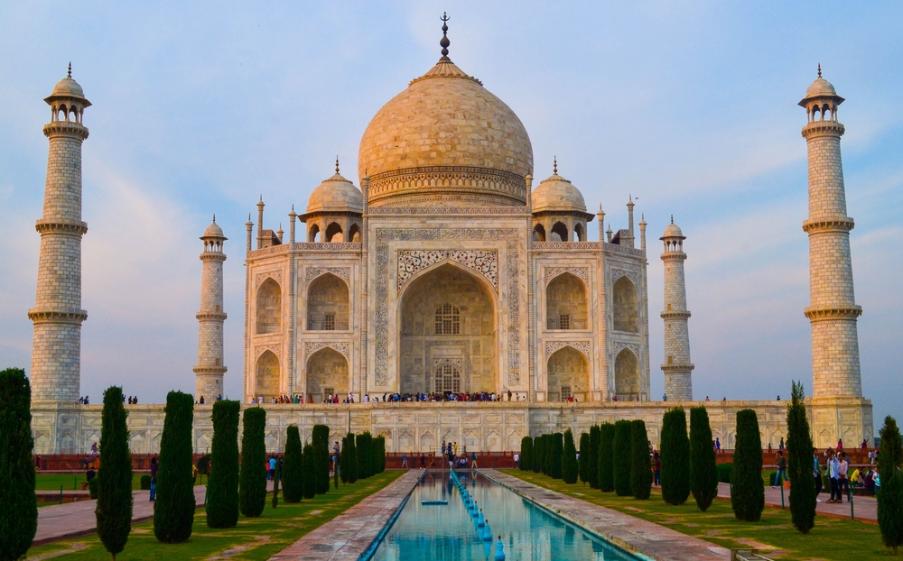 Taj Mahal cu minarete, reflectat într-un bazin alungit
