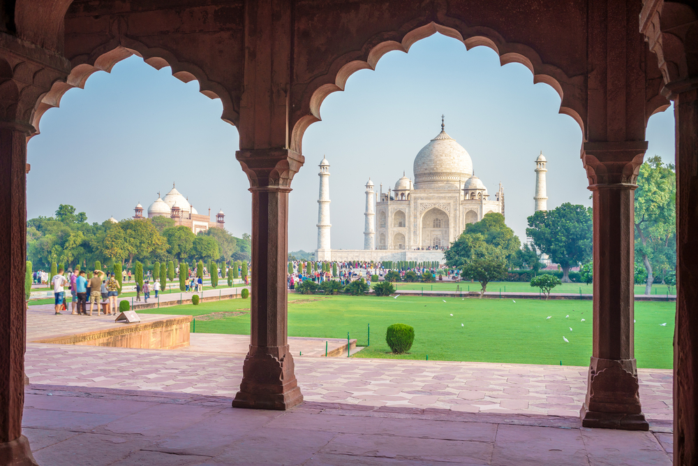 Taj Mahal văzut prin arcade, dintr-o grădină verde