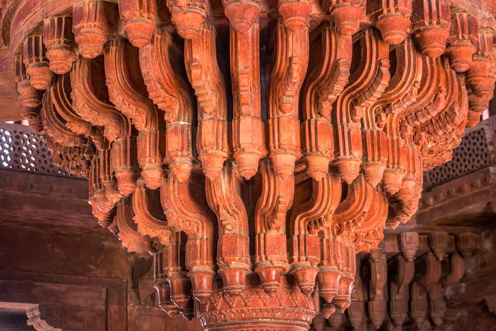 Coloană de piatră cu ramificații sculptate și ornamente