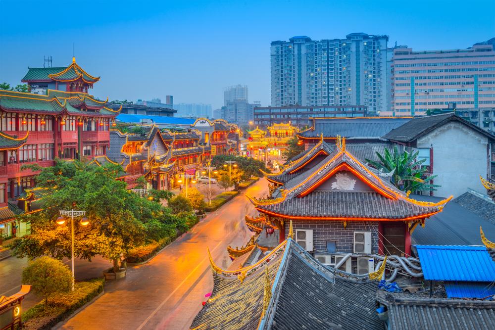 Acoperișuri tradiționale și clădiri moderne în Chengdu