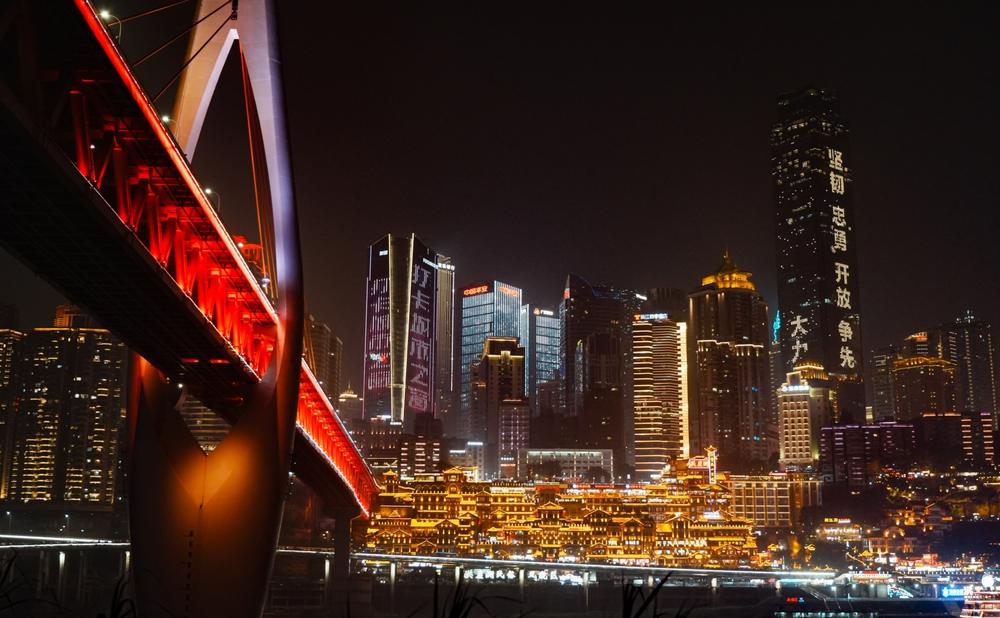 Pod iluminat roșu, deasupra apei, la Chongqing