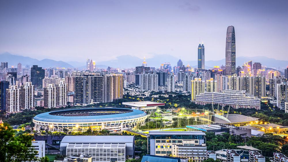 Shenzhen cu turnuri înalte deasupra unui cartier modern