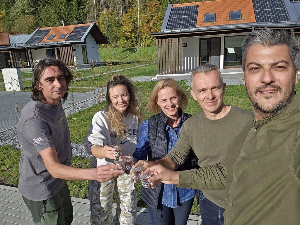 Grup cu pahare la o masă pe terasă