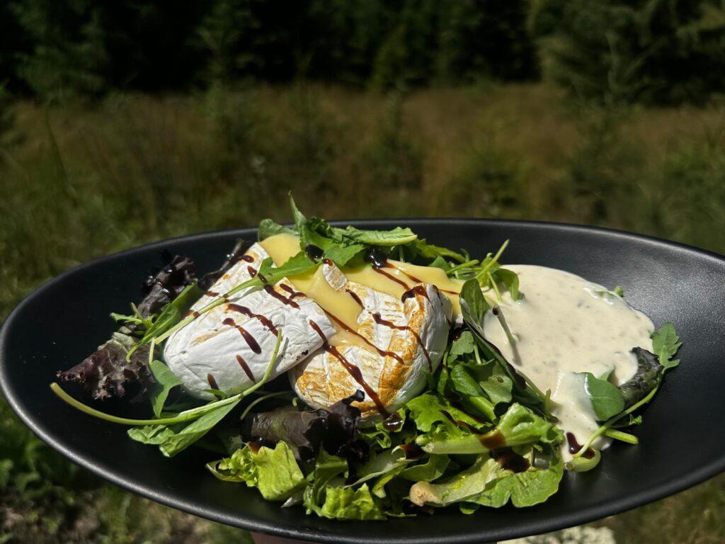 Salată cu brânză camembert, servită în aer liber
