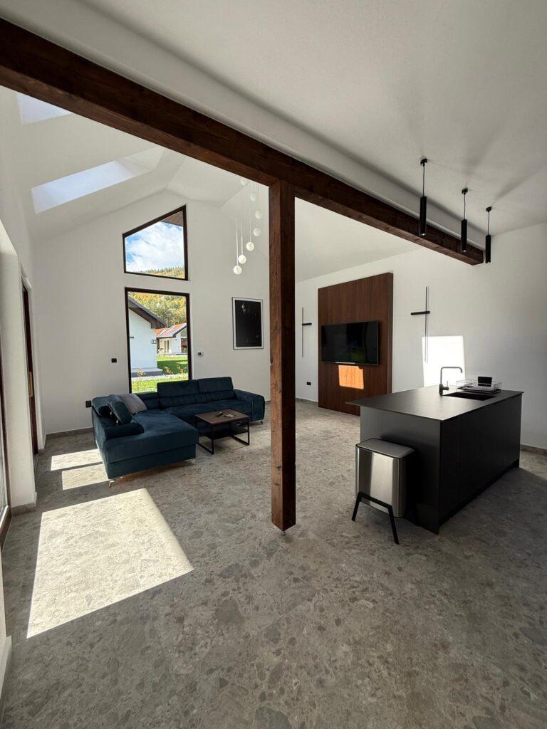 Interior luminos cu living, dining și scară