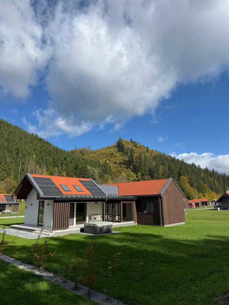 Cabane din lemn și alee printre dealuri