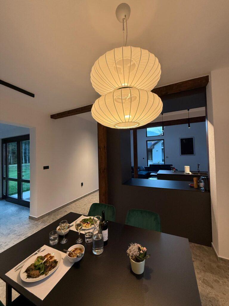 Masă pregătită pentru cină într-un interior luminos