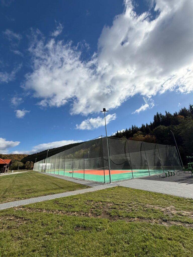 Piscină exterioară, lângă cabane și dealuri verzi