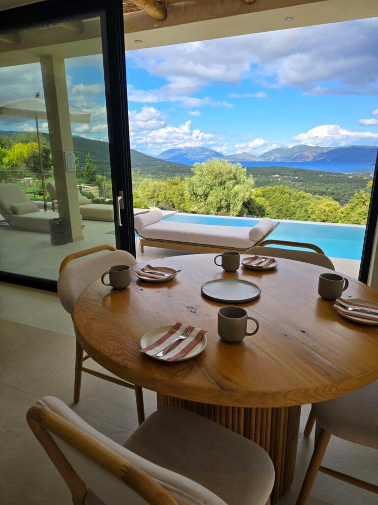 Masă cu cafea și băuturi lângă ferestre panoramice