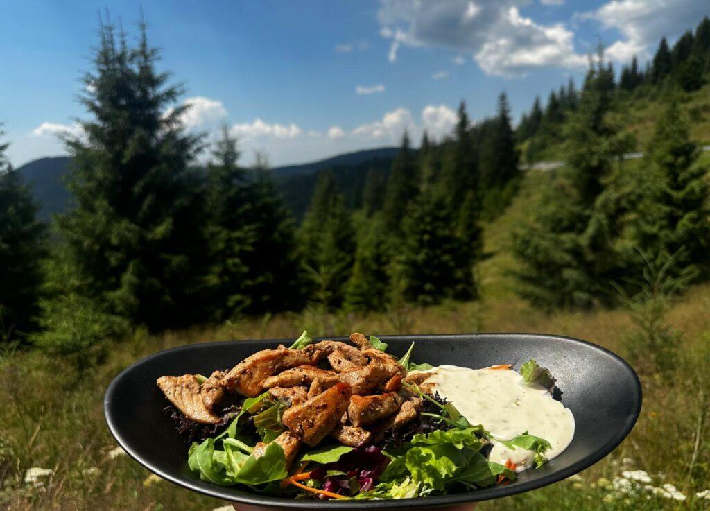 Mușchi de vită cu salată, pe o farfurie