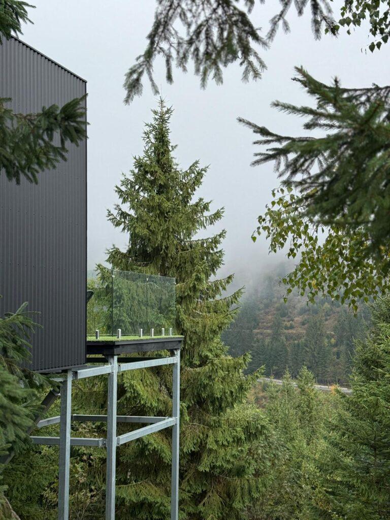 Balcon cu balustradă, lângă copaci înalți