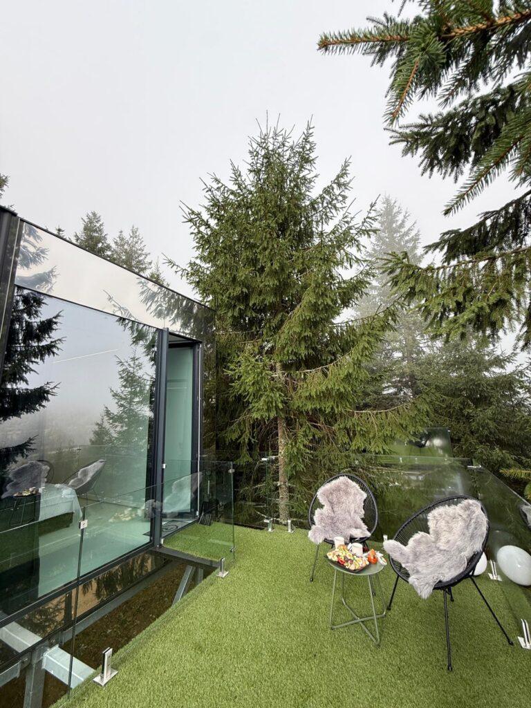 Clădire în pădure, cu balcon și balustradă