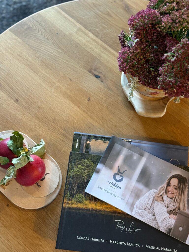 Masă cu fructe și revistă într-un interior luminos