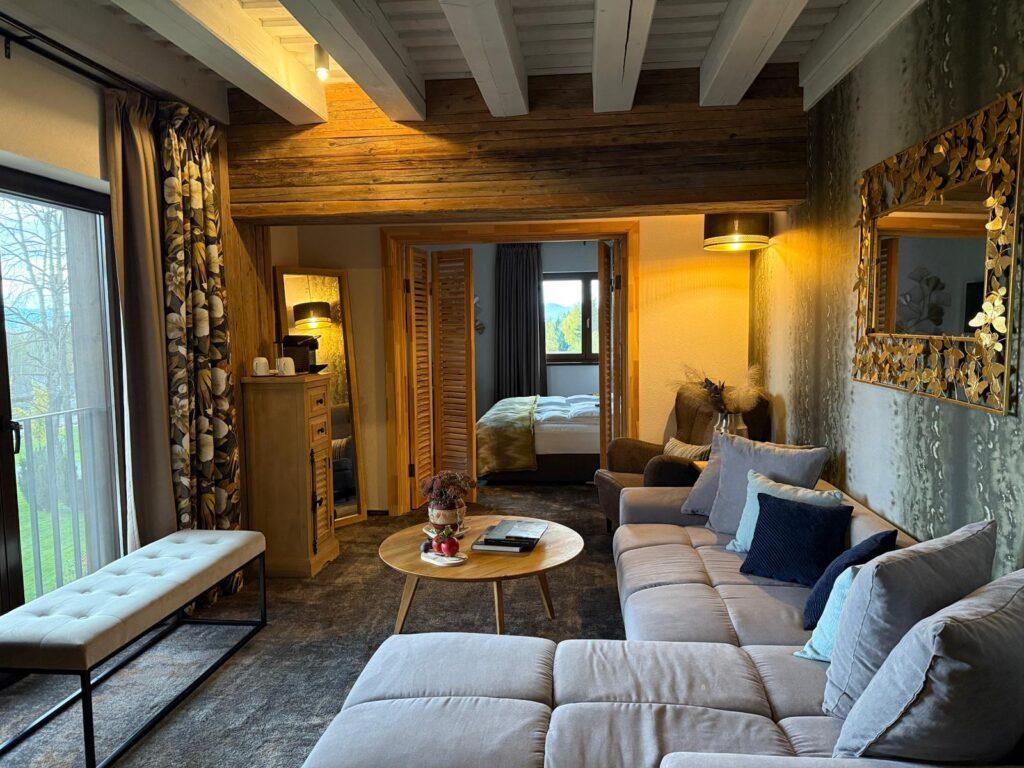 Living rustic cu canapele, șemineu și ferestre mari