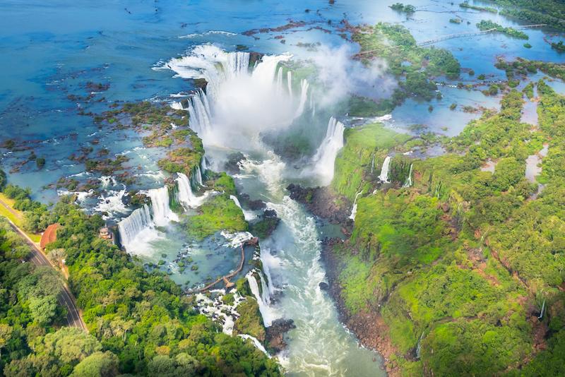 Cascadele Iguazu, văzute de sus printre insule împădurite