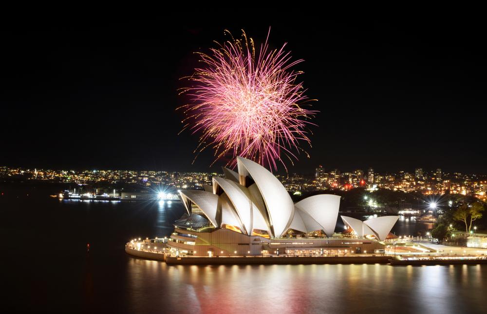 Artificii deasupra Operei din Sydney și portului