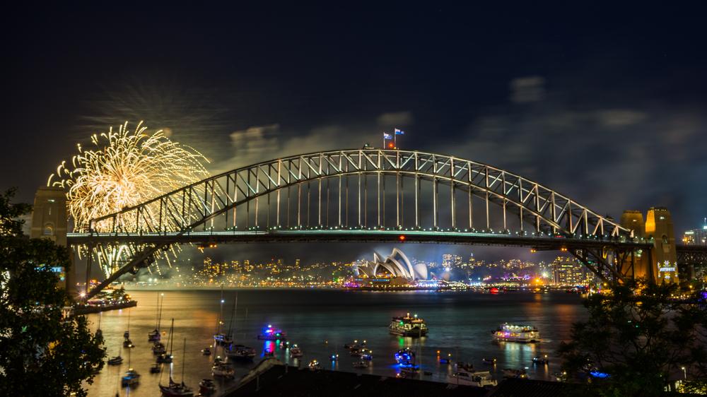 Artificii lângă podul arcuit din Sydney, noaptea