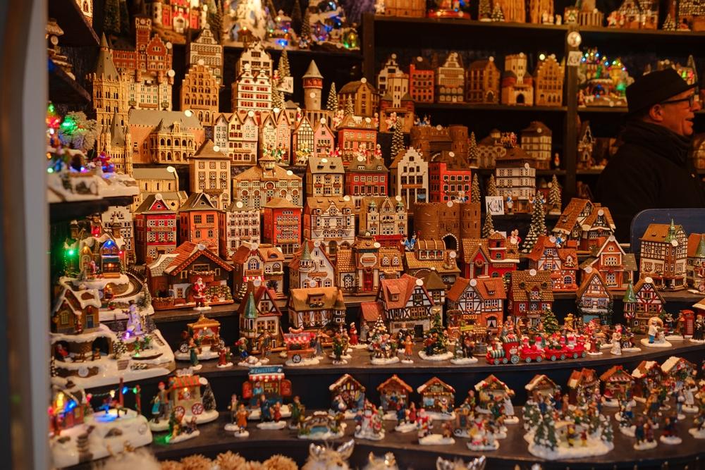 Jucării și figurine colorate la un stand de târg