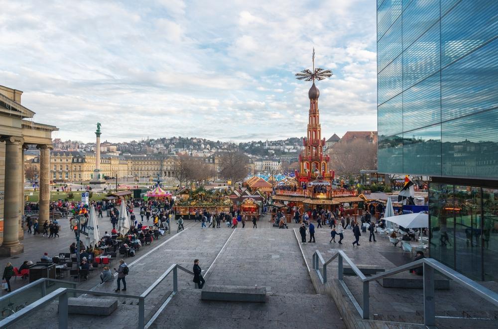 Piață aglomerată cu tarabe și o structură decorativă înaltă