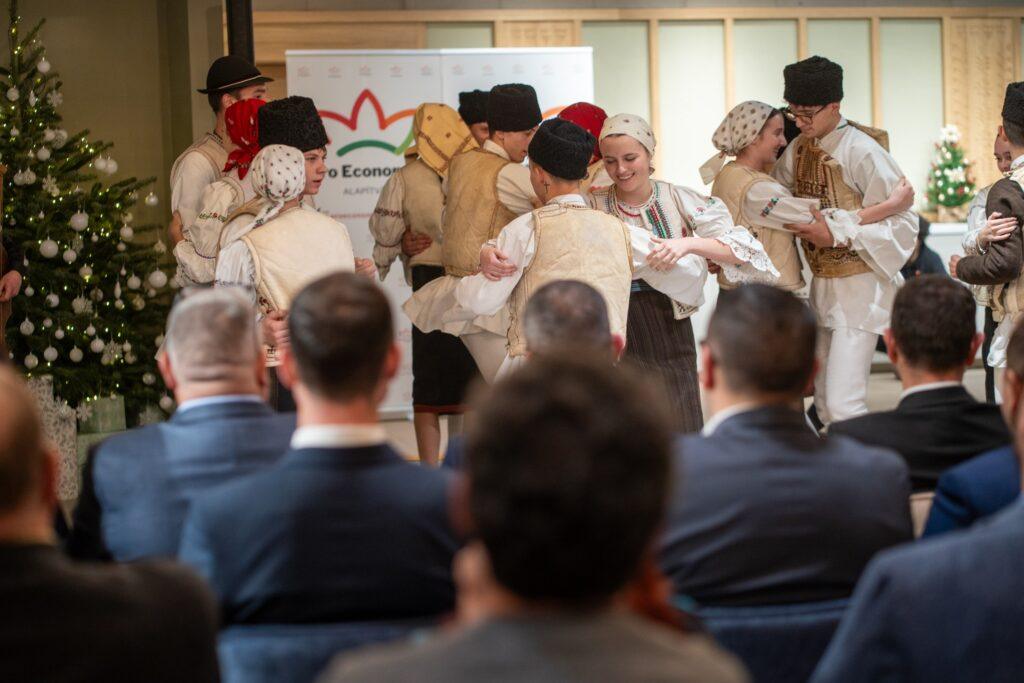 Grup în costume tradiționale, în fața publicului