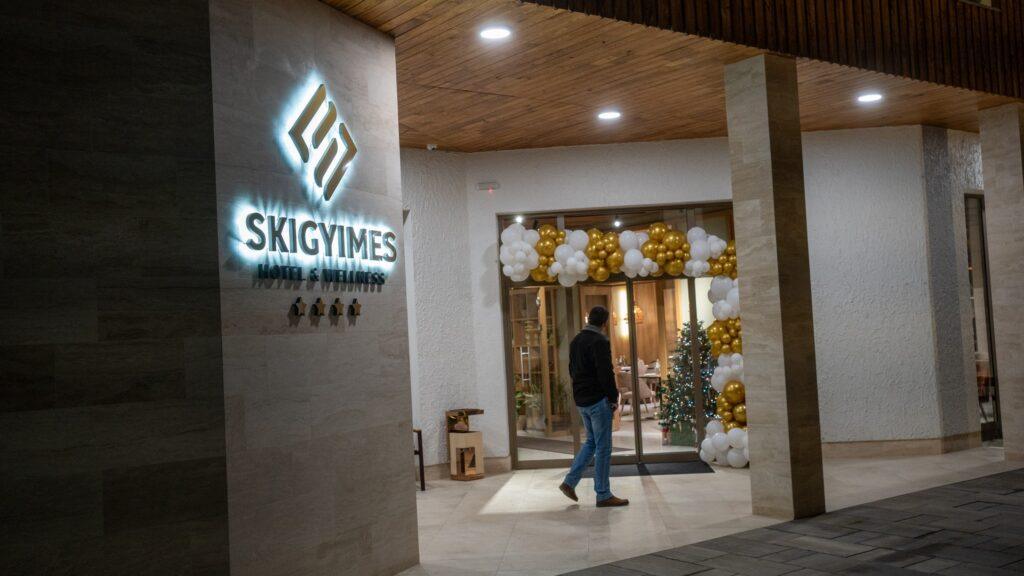 Hol cu sigla Skigyimes iluminată și intrare decorată