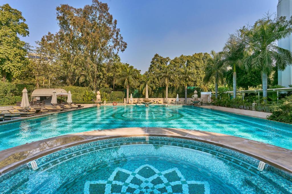 Piscină în aer liber, cu palmieri și mozaic decorativ