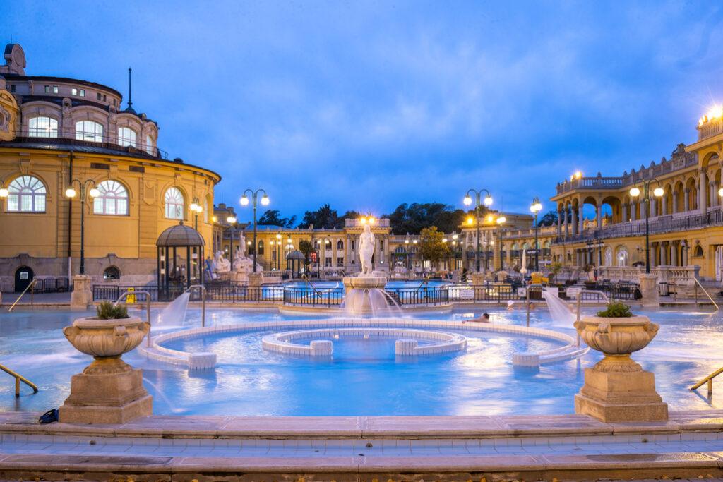Bazine exterioare la băile Széchenyi, seara