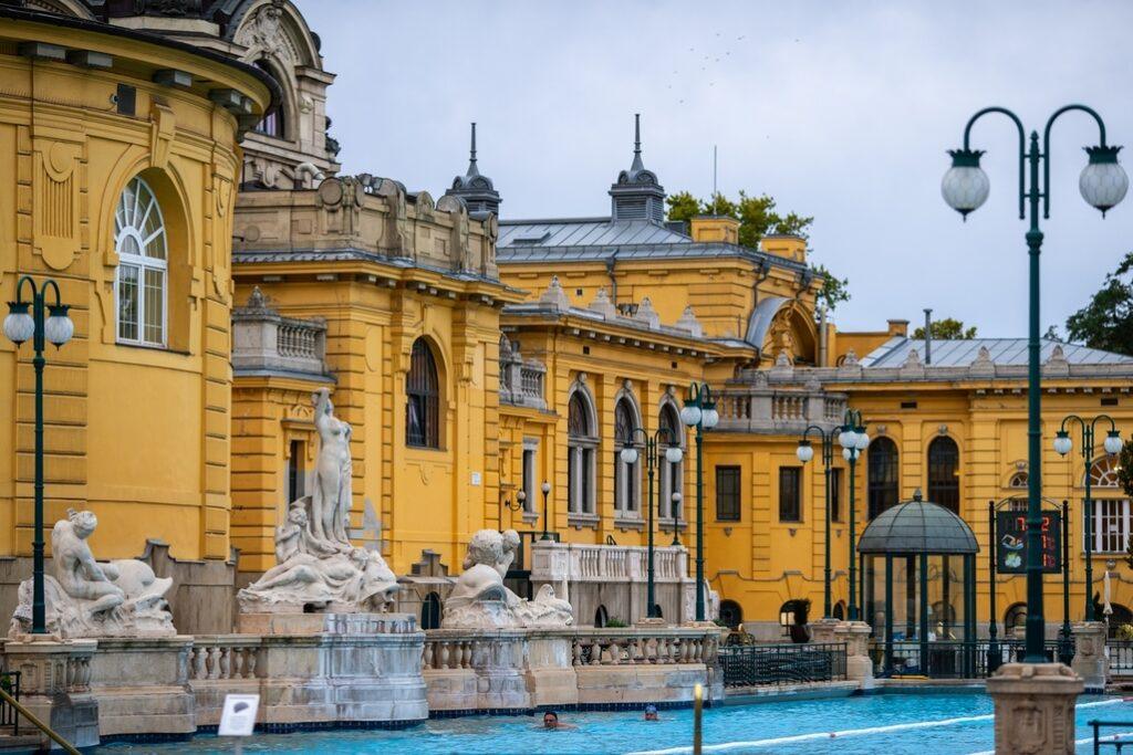 Bazin exterior cu statui și clădiri galbene