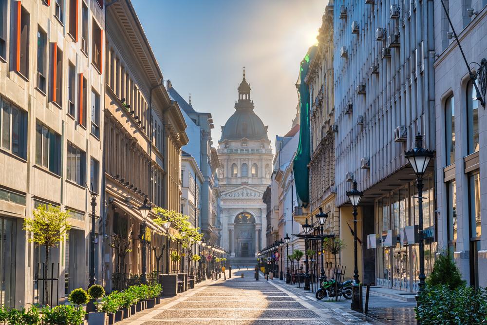 Stradă pietonală din Budapesta, între clădiri istorice