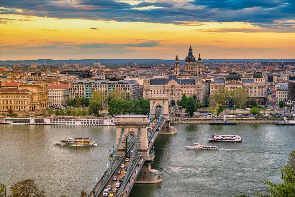 Pod peste Dunăre și panorama Budapestei la apus