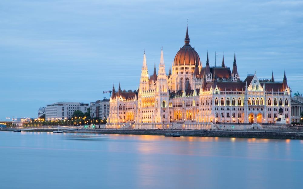 Parlamentul din Budapesta văzut de peste Dunăre