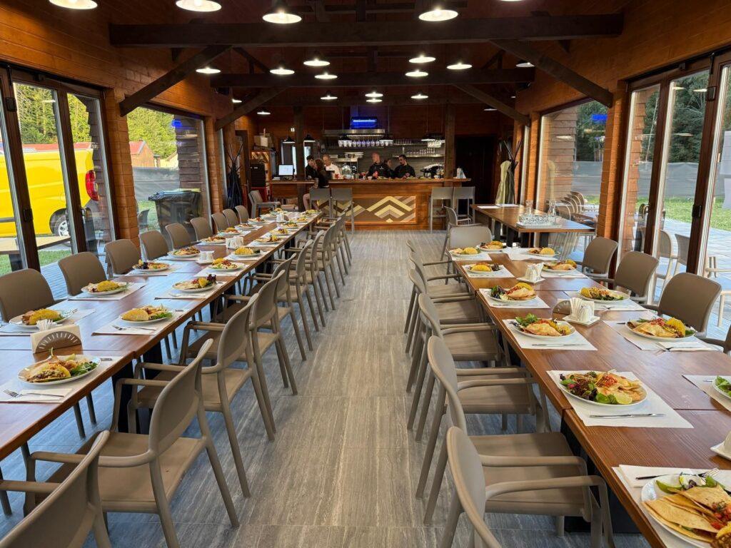 Bufet cu preparate, într-o sală de restaurant