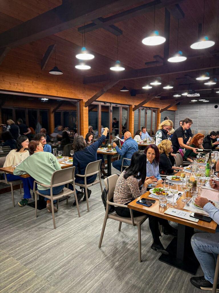 Vizitatori într-o sală de restaurant cu bufet