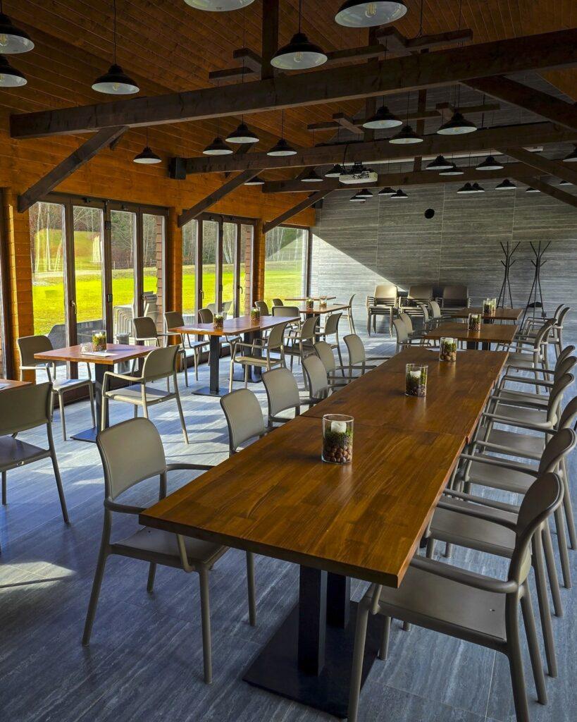 Mese și scaune într-un restaurant cu ferestre mari