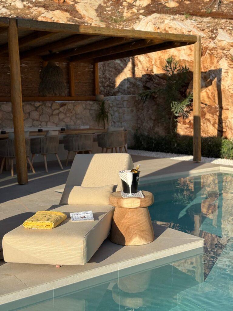 Piscină și terasă cu pergolă din lemn