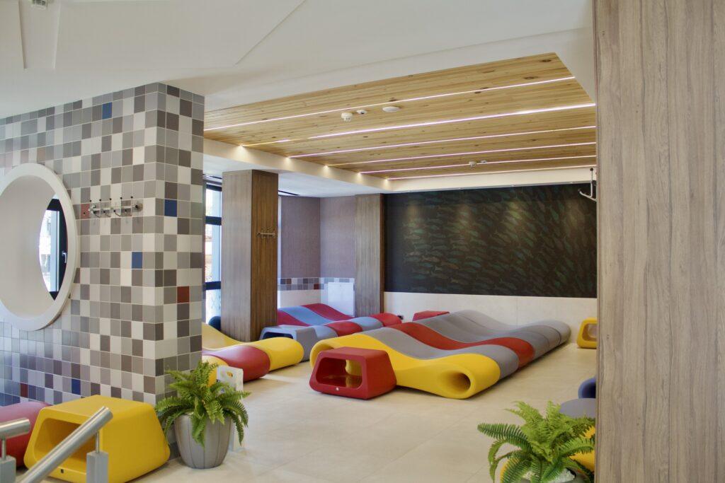 Șezlonguri colorate într-o zonă de relaxare interioară