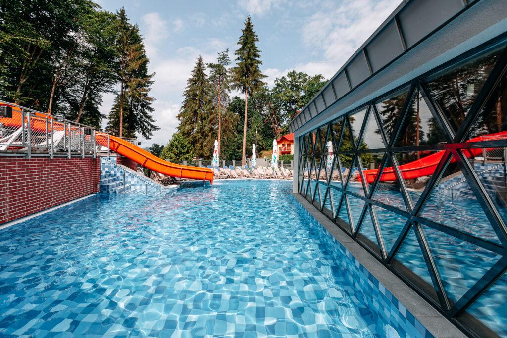 Bazin exterior lângă tobogan și clădirea hotelului