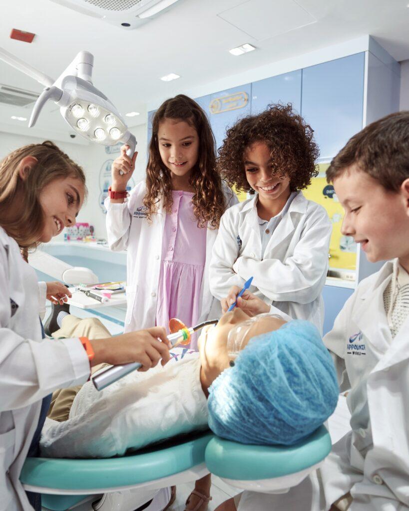 Copii într-o activitate de simulare medicală la KidZania