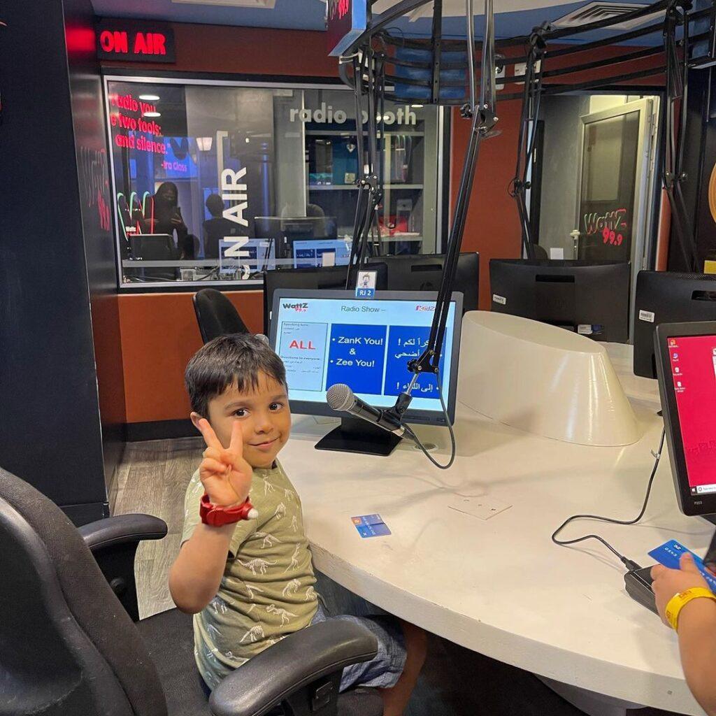 Copil într-un studio amenajat pentru activități la KidZania