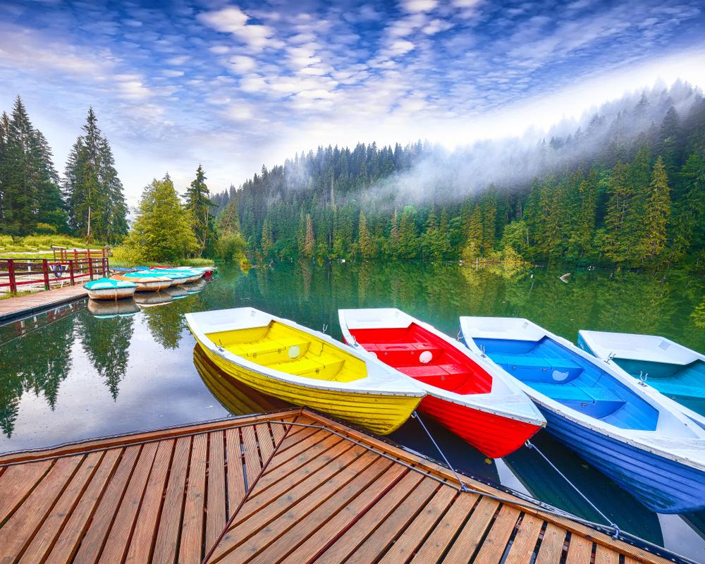Bărci colorate la pontonul de pe Lacul Roșu