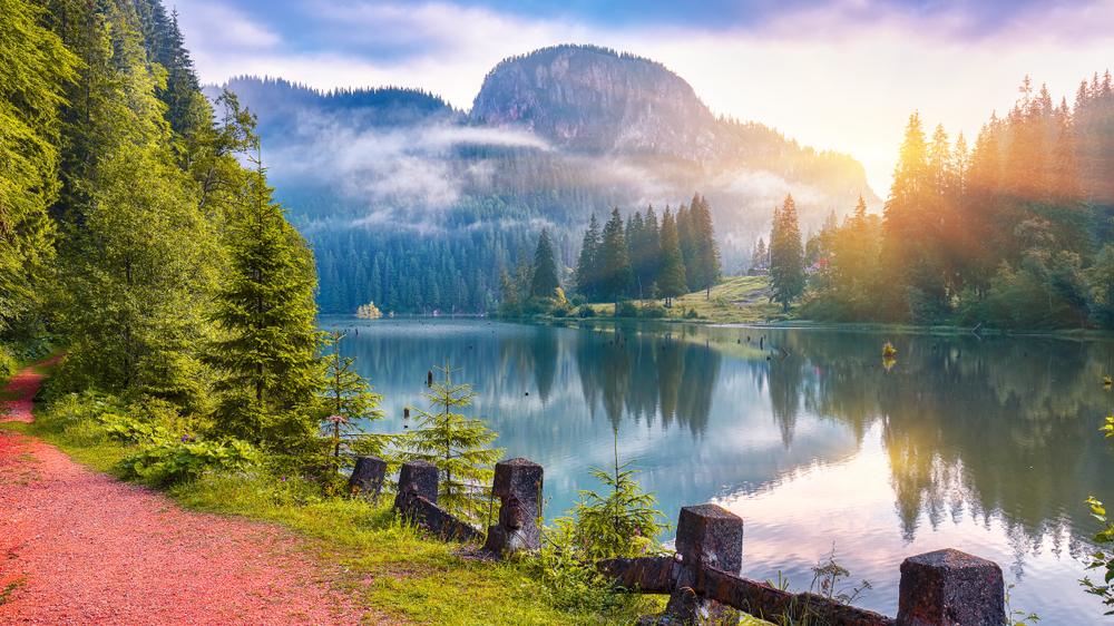 Lacul Roșu, cu pădure și munți în fundal