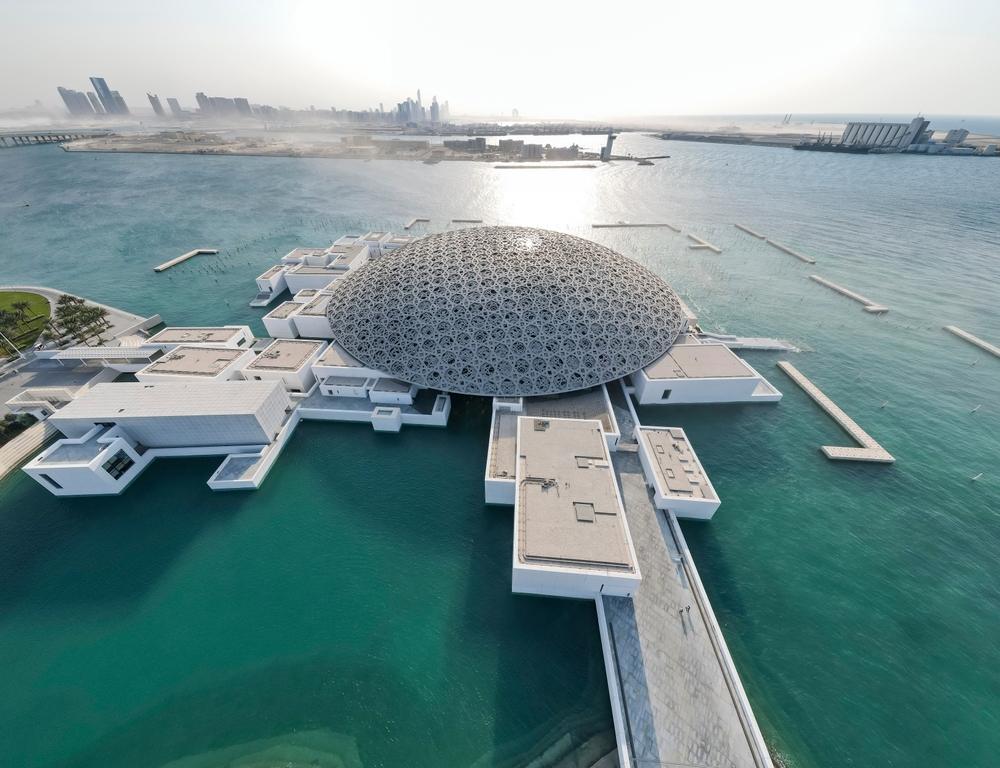 Muzeul Louvre Abu Dhabi văzut de sus, înconjurat de apă