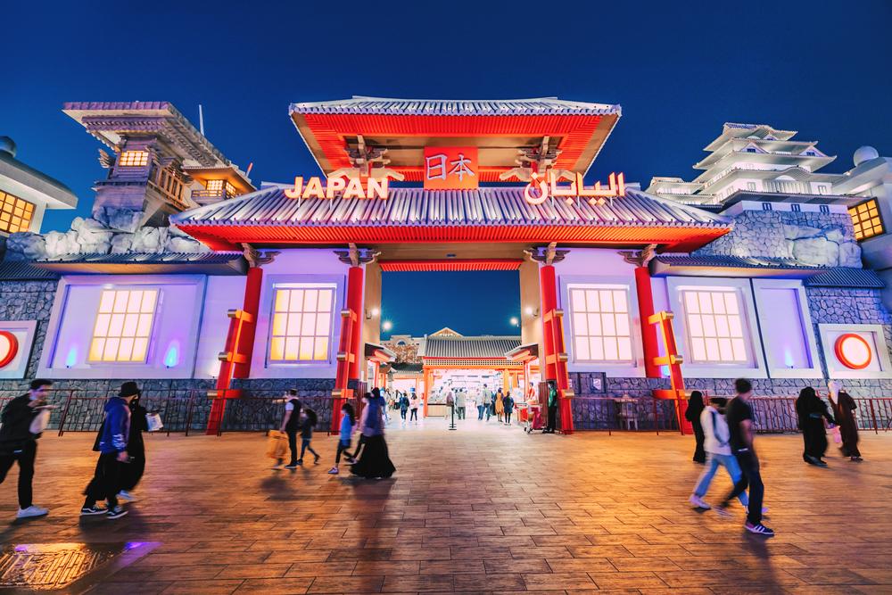 Pavilion cu acoperișuri asiatice și luminile aprinse