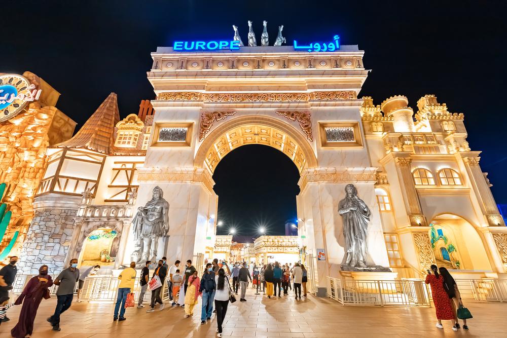 Arcadă monumentală iluminată, la intrarea într-un pavilion